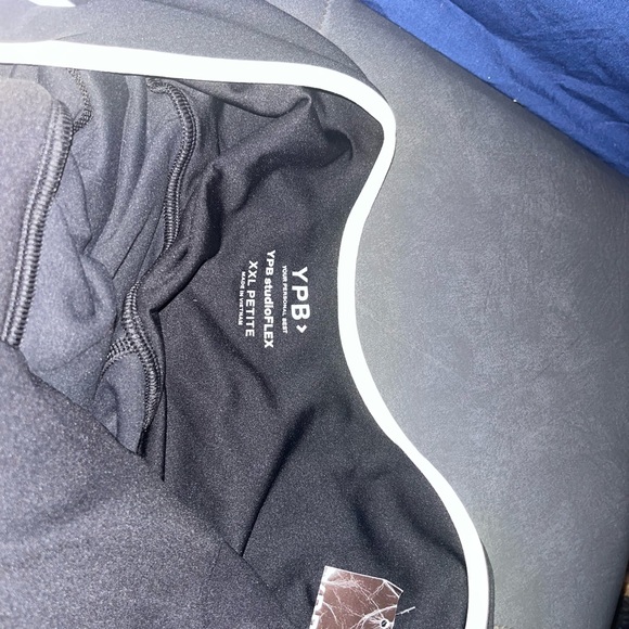 Elegant Black Sleeveless Dress - Picture 4 of 4